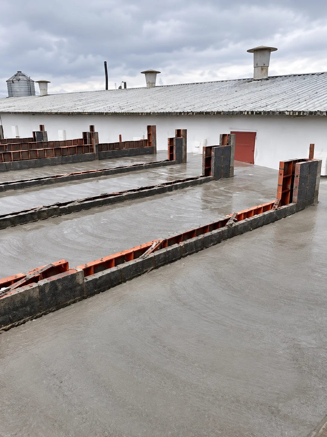 Płyta fundamentowa i ściany fundamentowe w deskowaniu