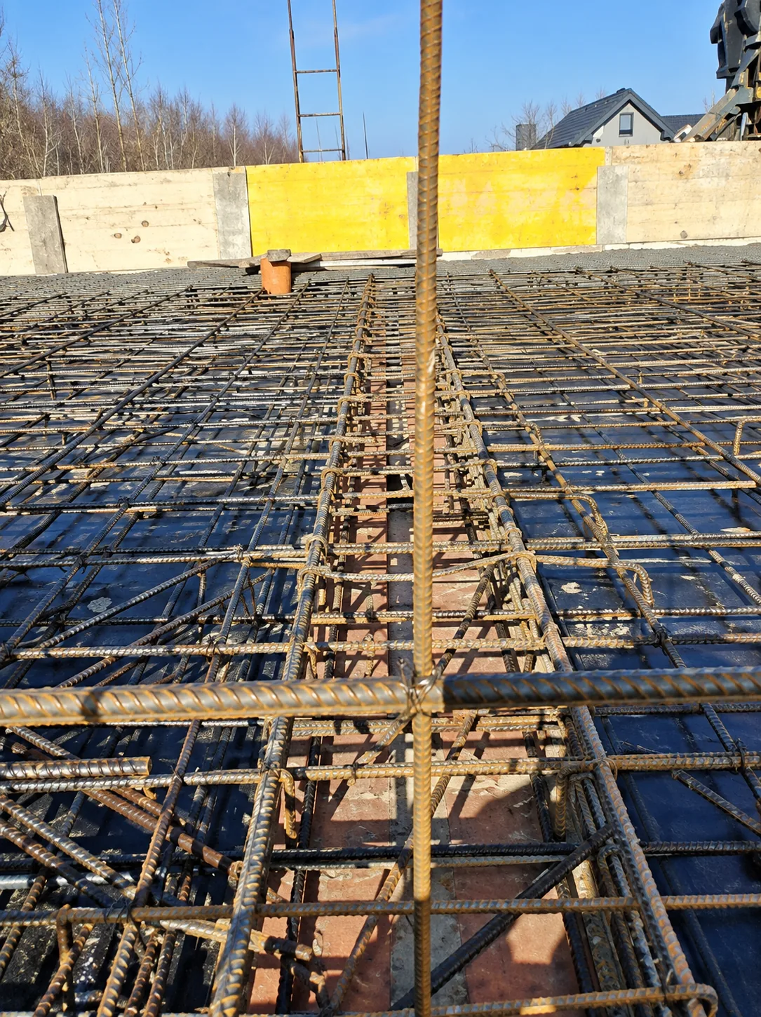 Zbrojenie stropu sprawdzane na budowie przed betonowaniem
