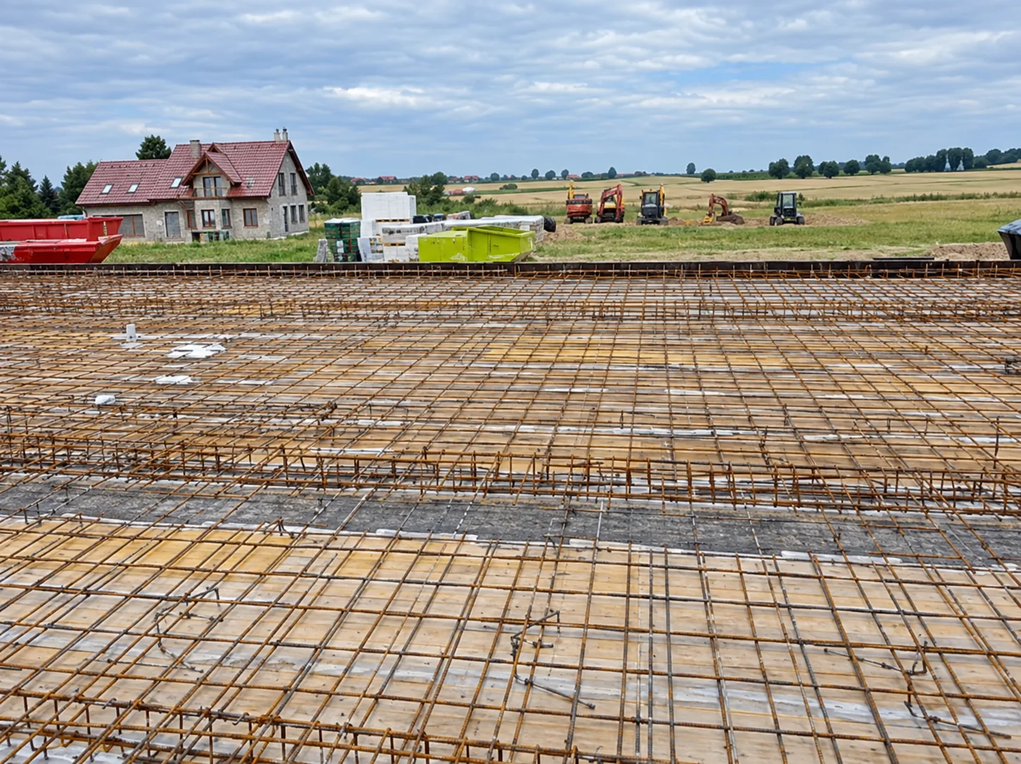 Zbrojenie płyty fundamentowej domu jednorodzinnego przed betonowaniem